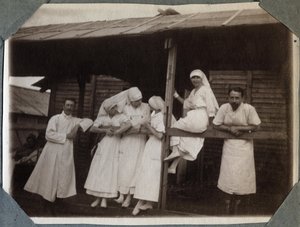 Eerste Wereldoorlog 1914-1918: verpleegsters en artsen in blouse in Couville, Manche, Laag-Normandië, Frankrijk. Anonieme foto juli 1917. Privécollectie, Stella. door Anonymous Anonymous