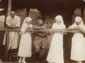 Eerste Wereldoorlog 1914-1918: verpleegsters en artsen in blouse praten met een Franse soldaat in Couville, Manche, Basse-Normandie, Frankrijk. Anonieme foto juli 1917. Privécollectie, Stella.
