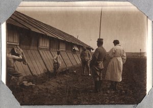 Eerste Wereldoorlog 1914-1918: zoektocht naar hoofden aan de randen, kamp van Couville in het Kanaal, Basse-Normandie, Frankrijk. Anonieme foto mei 1917. Privécollectie, Stella. door Anonymous Anonymous