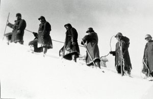 Eerste Wereldoorlog: Italiaanse Alpenjagers (alpino of alpini) tijdens een beklimming door Anonymous Anonymous