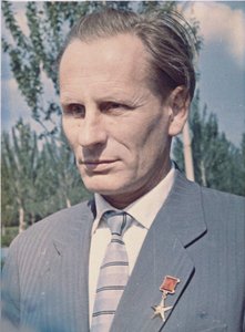 Mikhail Vasilyevich Melnikov (1919-1996), raketmotortechnicus - Anoniem. Kleurenfotografie Privécollectie door Anonymous Anonymous