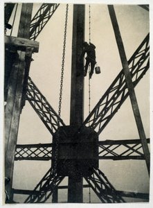 Schilder op de Eiffeltoren in 1889, Parijs door Anonymous Anonymous