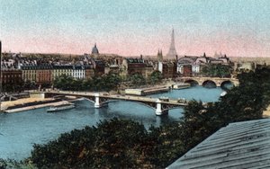 Parijs: panorama van de Seine met de Eiffeltoren op de achtergrond. Foto uit 1920 in Artistiek Album van de stad Parijs. Privécollectie