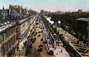 Parijs: uitzicht op het verkeer op de rue de Rivoli, richting het Louvre. Foto uit 1920 in “Artistic Album” van de stad Parijs. Privécollectie.