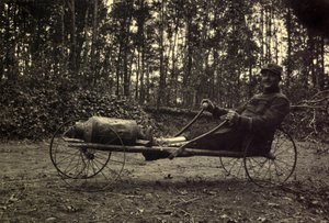 Foto uit een persoonlijk album van een infanterieluitenant tijdens de eerste maanden van de Eerste Wereldoorlog door Anonymous Anonymous