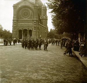 Fotografie - Stereoscopische glasplaat over de Eerste Wereldoorlog: In Parijs, na mobilisatie vertrekken jonge rekruten naar het front - Privécollectie door Anonymous Anonymous