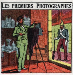 Fotografie: de eerste fotografen in de 19e eeuw. Fotograaf die een soldaat portretteert in zijn studio. Anonieme illustratie uit 1925. Privécollectie.