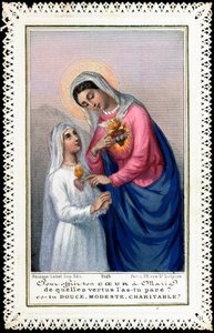 Vrome afbeelding: Klein meisje in communiejurk biedt haar hart aan de Maagd Maria aan. Dentelee kaart. 19e eeuw. Privécollectie