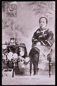 Portret van Chinese vrouw in traditionele kleding met gebonden voeten - Fotografie begin 20e eeuw - Privécollectie