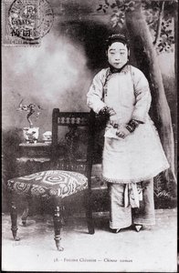 Portret van een jonge Chinese vrouw in traditionele kleding. Ze heeft gebonden voeten - Fotografie uit het begin van de 20e eeuw - Privécollectie door Anonymous Anonymous