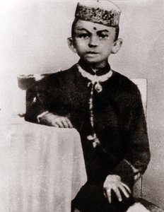 Portret van politiek leider Mohandas Karamchand Gandhi (1869-1948) als kind - Fotografie rond 1875 door Anonymous Anonymous