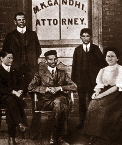 Portret van politiek leider Mohandas Karamchand Gandhi (1869-1948) advocaat in Durban, Zuid-Afrika. Fotografie 1893 door Anonymous Anonymous