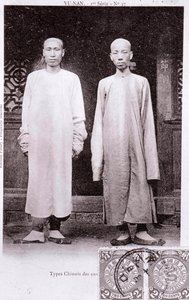 Portret van twee Chinezen uit de Yunnan-regio in traditionele klederdracht. Fotografie uit het begin van de 20e eeuw - Privécollectie