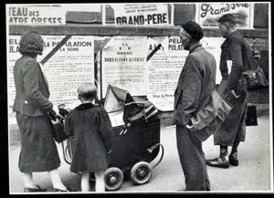 Tweede Wereldoorlog (1939-1945): Voorbijgangers lezen de mobilisatieposters in september 1939 door Anonymous Anonymous