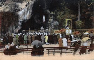 De grot in Lourdes - Hautes Pyrenees rond 1900. door Anonymous Anonymous