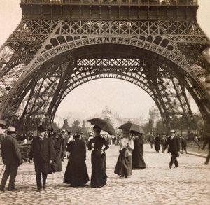 Wereldtentoonstelling van 1900 - Exposition Universelle de 1900 in Parijs: Uitzicht onder de Eiffeltoren door Anonymous Anonymous