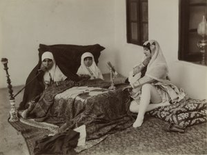 Dames rustend in de harem, late 19e eeuw door Antoin Sevruguin