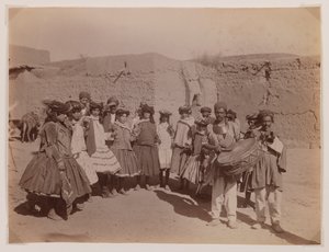 Groep vrouwen dansend in stamkostuum