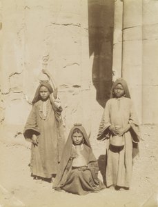Arabische meisjes dragen water, Egypte door Antonio Beato