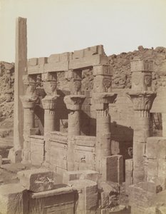 Philae, uitzicht vanuit het noordoosten op het zuidelijke uiteinde van de Westelijke Colonnade en de Veranda van Nectanebo bij de Tempel van Isis door Antonio Beato