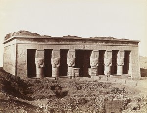 Tempel van Dendera, uitzicht vanuit het noordoosten op de gevel van de tempel door Antonio Beato