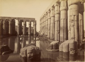 De ondergelopen binnenplaats van Amenhotep III in de Luxortempel door Antonio Beato