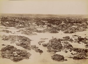 [Zicht op de Eerste Cataract] / [Vue de la Premiere Cataracte]. door Antonio Beato
