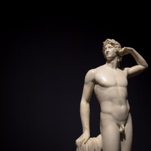 De oude sculptuur Apollo die zichzelf kroont - 1782 - Antonio Canova
