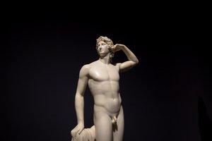 Apollo kroont zichzelf - 1782 door Antonio Canova