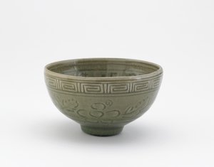 Serveerschaal in stijl van Longquan aardewerk, vroege 19e eeuw door Aoki (attr. to) Mokubei
