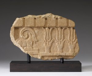 Fragment van een fries met een ibex en oryxen, 5e-4e eeuw v.Chr.