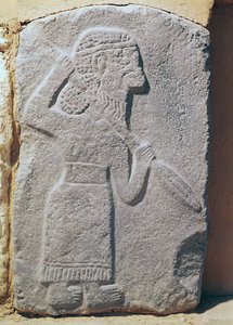 Orthostaat die een soldaat uit het paleis van Kapara, koning van Guzama, Tell Halaf, Syrië afbeeldt door Aramaean