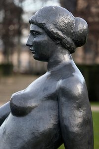 Jardin des Tuileries, Aristide Maillol, Jeune Fille Allongée, brons 1921, (detail), Parijs, Frankrijk door Aristide Maillol