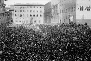 Menigte verzameld op Piazza Signoria bij het bezoek van Hitler en Mussolini in Florence, 05/1938 (zw/w foto) door Armando Bruni