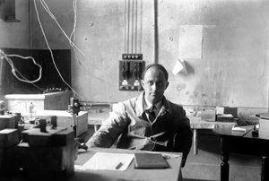 De Italiaanse natuurkundige Enrico Fermi (1901-1954 Nobelprijs voor Natuurkunde in 1938) in het laboratorium (zw/w foto)