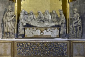 Het graf: het lijkwade van Christus wordt vastgehouden door Nicomede en Jozef van Arimathea die het hoofd van Jezus vasthoudt, daarachter ondersteunt Sint Jan de Maagd Maria, gevolgd door drie vrouwen, de eerste draagt de kroon van doornen en de laatste is door Arnaud de (attr.to) Moles