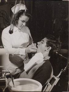 [Mondhygiënist inspecteert de mond van een patiënt].