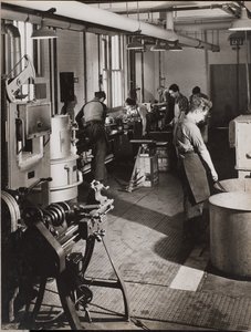 [Zes mannen werken in een laswerkplaats]. door Arnold Eagle