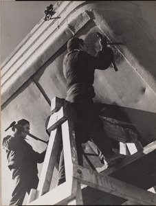 [Twee mannen werken aan de onderkant van een boot]. door Arnold Eagle