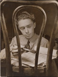 [Jonge man schildert de rugleuning van een houten stoel]. door Arnold Eagle