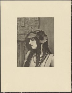 [Vrouw in Boheemse outfit met grote bloem in haar]. door Arthur F. Kales