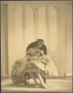[Vrouw in ouderwets kostuum met bloemenhoofdband]. door Arthur F. Kales