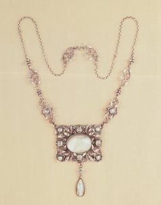 Maansteen hanger en ketting door Arthur Joseph Gaskin
