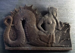 Het fabelachtige monster Scylla, dat samen met Charybde de Straat van Messina bewaakte. Musee du Louvre, Parijs.