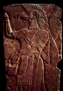 Oosterse Oudheden: detail van een albasten reliëf dat een beschermende geest met een mannenlichaam en een adelaarskop voorstelt, uit het paleis van Sargon II of Sharroukin, koning van Assyrië in Dur-Sharrukin (huidig Khorsabad, Irak) door Assyrian
