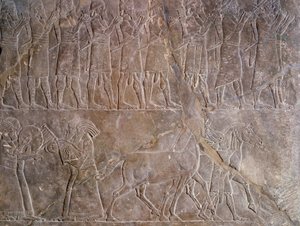 Oosterse oudheid: detail van een bas-reliëf in kalksteen: de muzikanten van het harnas van Assurbanipal of Ashurbanipal, koning van Assyrië (Mesopotamië) (669 v.Chr.-627 v.Chr.). 640 v.Chr. Uit Nineveh. Parijs, Louvre Museum door Assyrian