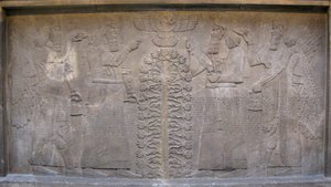 Reliëf met twee figuren van Ashurnasirpal, gevleugelde mythologische wezens en de god Ashur, voor de Boom des Levens door Assyrian