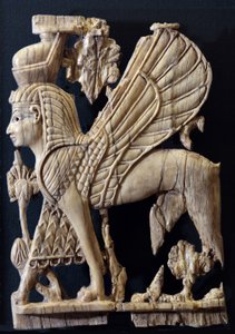 Gevleugelde griffioen met menselijk gezicht, Fenicische stijl ivoren meubelversiering, Nimrud, 800-700 v.Chr. (ivoor)