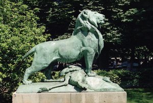 Nubische leeuw en zijn prooi, 1870 (brons)