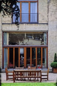 Het huis Cassandre in Versailles (Les Yvelines). Bouw 1924-1925, architecten Auguste (1874-1954) en Gustave (1876-1952) Perret. Gebouwd voor de afficheontwerper Jean Marie Mouron, bekend als Cassandre, gemaakt van wapenbeton en met een groot werk